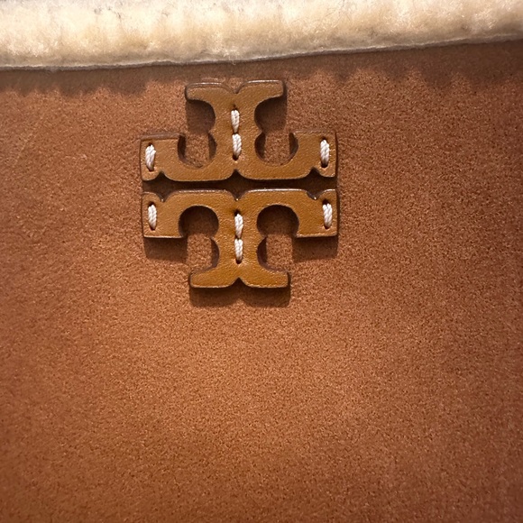 Authentic Tory Burch McGraw shearing bucket tote - Picture 5 of 5